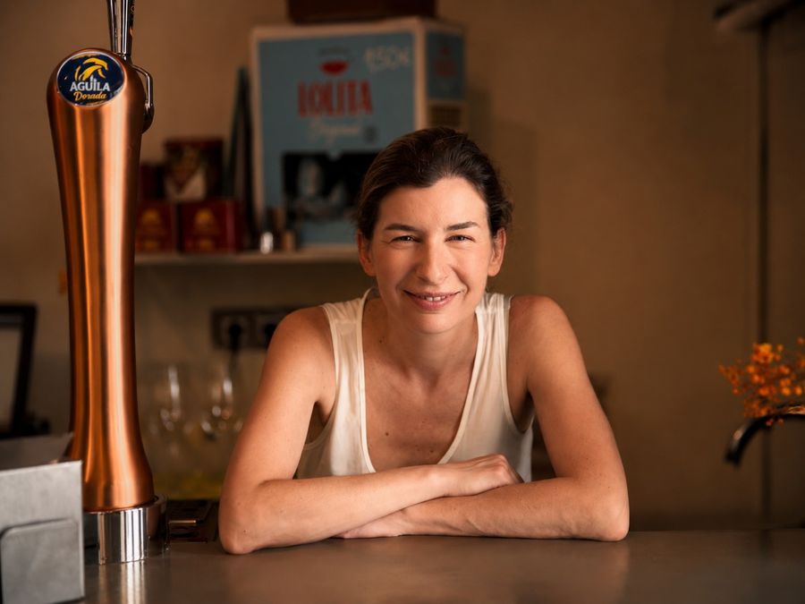 La cocinera Marta Castillejo apoyada en la barra de su bar