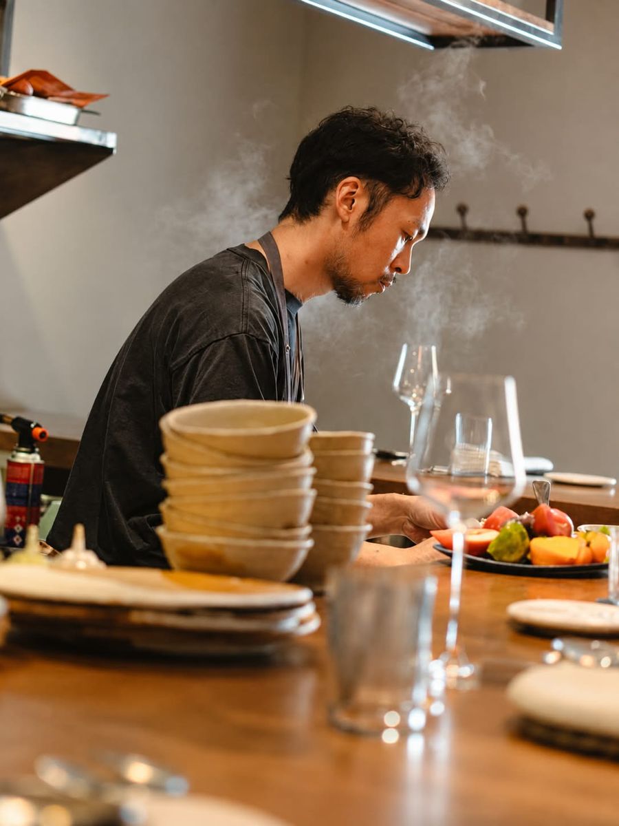 El chef Toshiya Kai trabajando en la barra de su restaurante